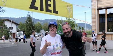 Ruedi Frehner (re.) vulgo «Ruedi rennt», wurde im Ziel begeistert begrüsst