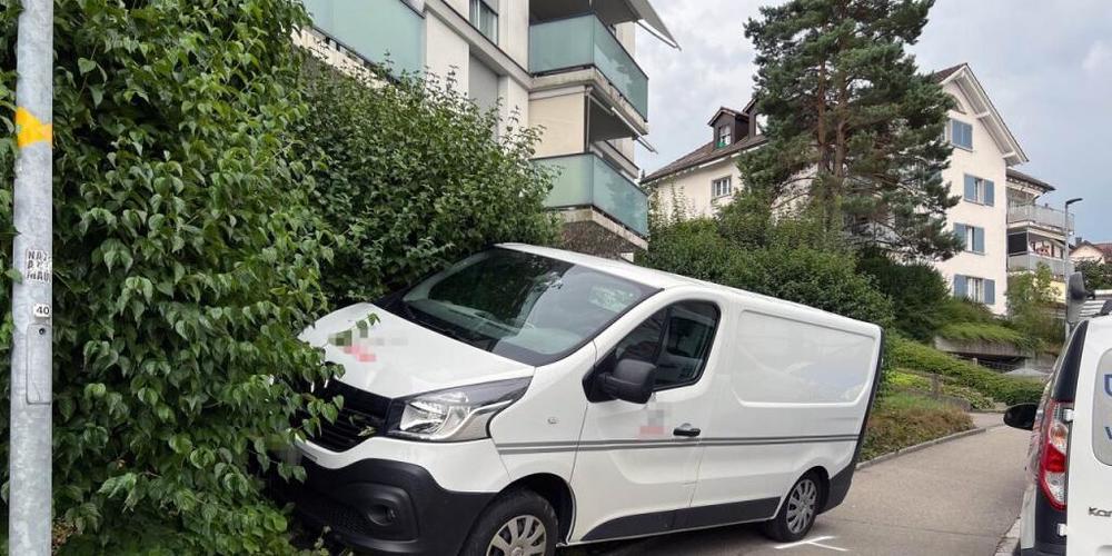 Ein ungesicherter Lieferwagen kollidierte am Freitagabend in St. Gallen mit zwei Fussgängerinnen, die auf dem Trottoir unterwegs waren. Die beiden Fussgängerinnen, 72- und 65-jährig, mussten ins Spital gebracht werden.