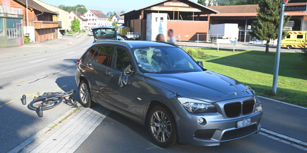 Die Fahrerin dieses Autos wollte von der Rütistrasse nach links auf die Fabrikstrasse abbiegen und übersah dabei ein Velo.