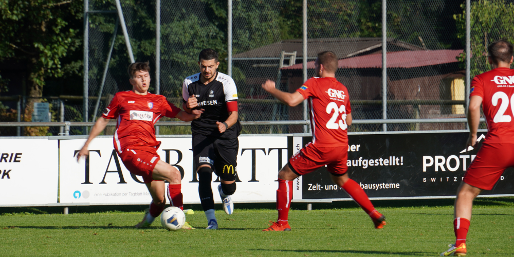 Ahmet Cetinkaya nimmt es grad mit mehreren Gegenspielern auf.