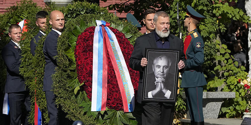 Journalist und Friedensnobelpreisträger Dmitri Muratow mit einem Porträt von Michail Gorbatschow während dessen Beerdigung in Moskau. Foto: Alexander Zemlianichenko/AP Pool/dpa