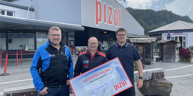Symbolischer Charakter: Stellvertretend für die Skiclubs überreichen Jörg Frey (links) vom  SC Pizol und Florian Ludin (rechts) vom SC Graue Hörner einen Check im Wert von 3000 Franken an Klaus Nussbaumer, CEO der Pizolbahnen.