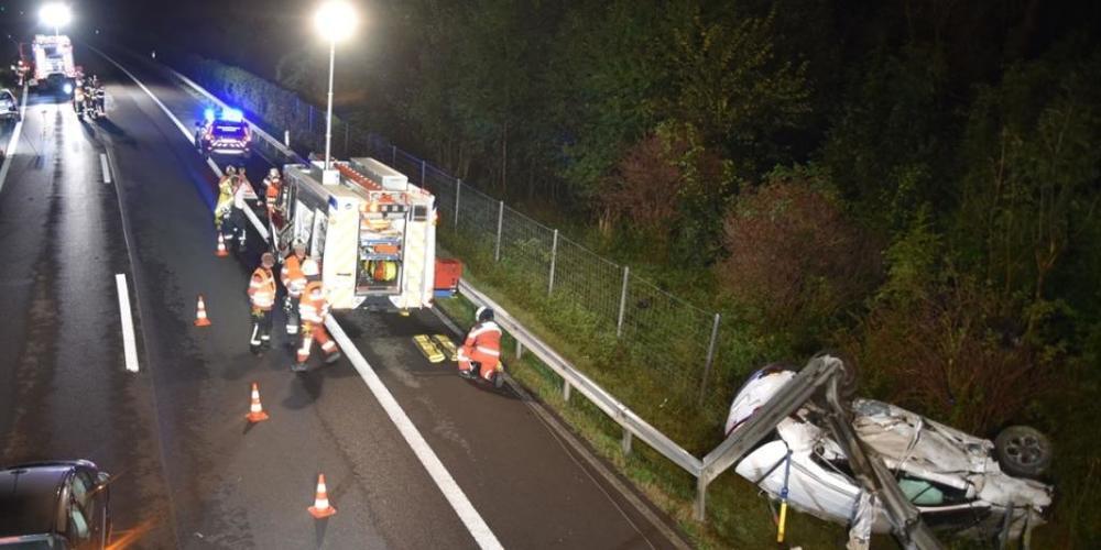 Die Räumungsarbeiten gestalteten sich an der Unfallstelle auf der Südspur der Autobahn A13 bei Zizers aufwändig.