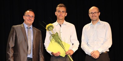Andreja Slavik (links), Präsident des Lehrmeisterverband der Konstrukteure, ehrte Jan Meier und verlieh ihm den „Champion“-Titel. Zu den Gratulanten gehörte auch der Ausbildner Oliver Braun von der Bühler AG, Uzwil (rechts im Bild).