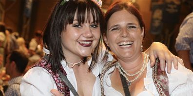 In Vollmontur: Die Besucherinnen der Wiesnparty tragen traditionell Dirndl.