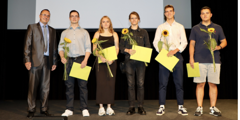 Andreja Slavik (v.l.), Präsident des Lehrmeisterverband der Konstrukteure, ehrte Nicolas Wälter, Maya Bruderer, Rémy Clénin, Marius Grütter und Martin Kühnis für ihre ausserordentlichen Leistungen. Sie alle durften an der Ostschweizer Bildungs-Ausstellung den Titel «Konstrukteur»-Champions entgegennehmen. 