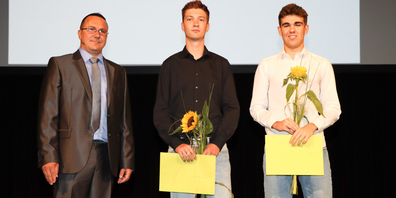 Andreja Slavik (v.l.), Präsident des Lehrmeisterverband der Konstrukteure, ehrte Fabian Konrad Spycher und Fabio Tomasi mit dem „Champion“-Titel. 