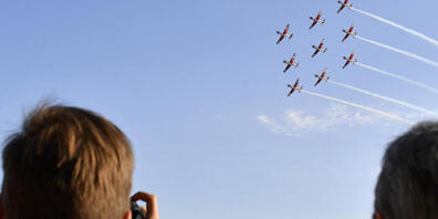 Der Regierungsrat will zwar seinen Beitrag zum Züri Fäscht leisten, aber nicht mitbestimmen: Er wird sich bei den Diskussionen um Flugshows und Feuerwerke nicht einmischen. Im Bild die PC-7-Flugshow im Jahr 2019. (Archivbild)