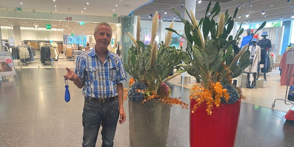 Der strahlende Monatsgewinner Heiri Feusi ist regelmässiger Leser von Linth24 und meinte bei der Übergabe, dass er damit seine Frau beschenken wolle. Wir gratulieren herzlich.