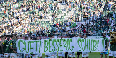 Die St. Galler wünschen mit einem Transparent dem verletzten Fabian Schubert gute Besserung