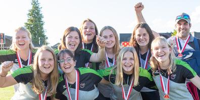 Die glücklichen Kreuzlinger Faustballerinnen.