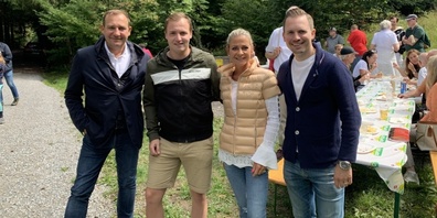 Nationalrat Thomas Matter mit Frau Marion und den Zumiker Kantonsratskandidaten Hartmann und Wachter.