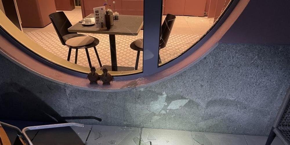 In Scuol GR wurde nach Einbrüchen in ein Hotel, in ein Sportgeschäft und in eine Bar ein Mann festgenommen. Er wird nun von der Staatsanwaltschaft angeklagt.