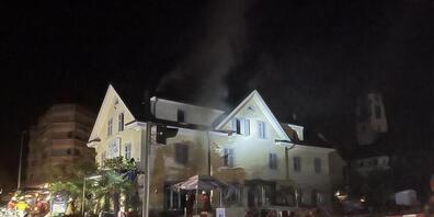 Feuerwehreinsatz in der Nacht auf Dienstag: Rauch dringt aus einem Restaurant in der Stadt Dietikon.