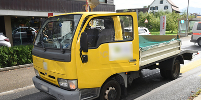 Der Lieferwagen kollidierte auf dem Fussgängerstreifen mit dem Passanten. 