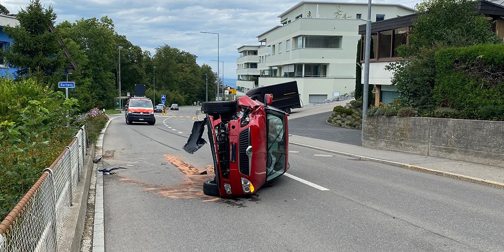 Das Auto war aus ungeklärten Grunden auf die Seite gekippt. 