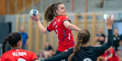 Rückraumschützin Petra Skoricova steigt hoch zum Wurf. 