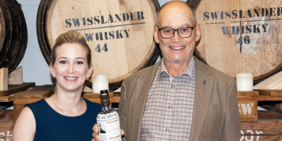 Claudia Keel-Graf und Arnold Graf präsentieren stolz den Jubiläums Whisky.