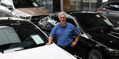 Bruno Bischofberger, Inhaber SternGarage.ch AG im Showroom seiner Garage. 