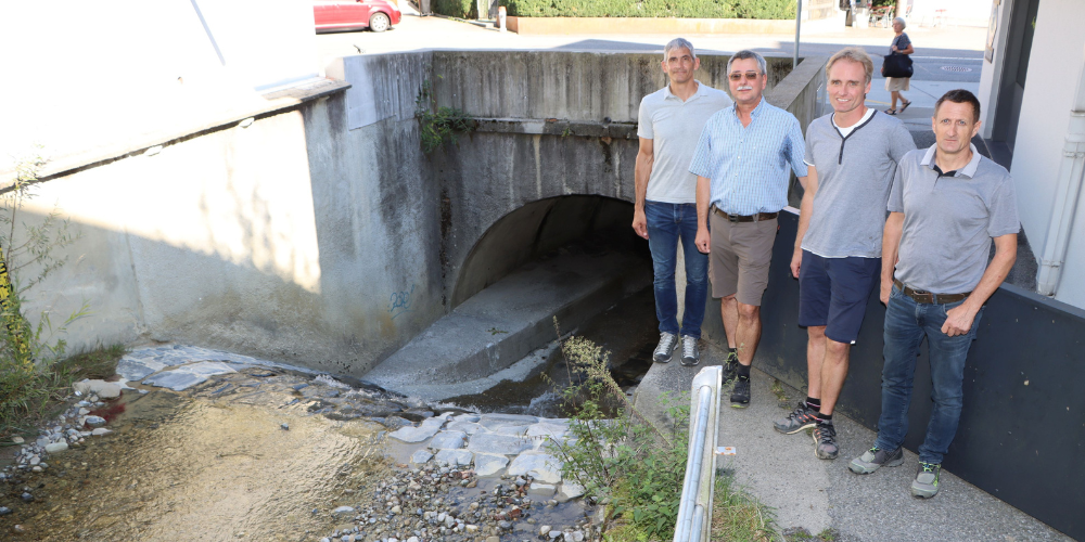 Patrick Rissi (v.l.) vom Ingenieurbüro Rissi + Partner AG, Herbert Finger vom Bauunternehmen Finger AG, Roman Aschwanden von der Marquart AG und Stadtrat Hans Städler bei der Rampe vor dem Durchlass «Frauen-hofplatz».