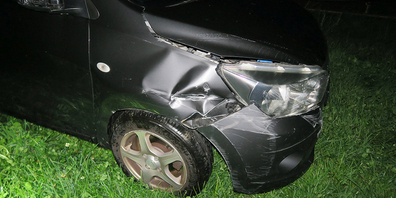 Das Auto und auch die Strasseninfrastruktur wurden beschädigt. 