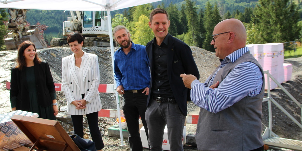 Freuten sich über die Grundsteinlegung des Klanghauses (v.l.n.r.): Laura Bucher (Regierungsrätin), Susanne Hartmann (Regierungsrätin), Sacha Vaucher (Projektmanager Baubereich Hochbauamt St.Gallen),  Mathias Müller (Präsident der Stiftung Klangwelt) und Rolf Züllig (Gemeindepräsident Wildhaus-Alt St. Johann).