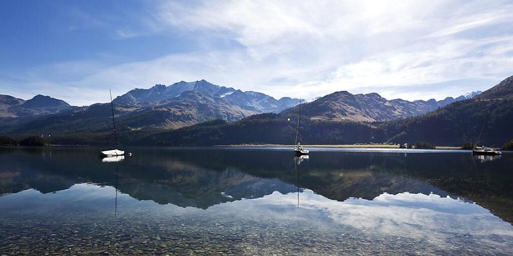 Die Kantonsstrasse entlang des Silsersees im Engadin muss wegen Naturgefahren regelmässig gesperrt werden. Langfristig soll ein Tunnel das Problem lösen. Bis dahin sollen Sprengmasten künstlich Lawinen auslösen können. Die Bauarbeiten dazu haben n...