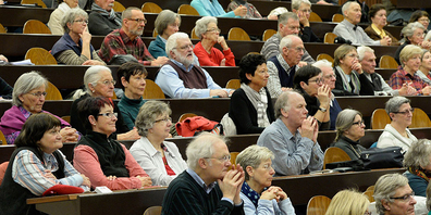 Lebenslanges Lernen: Ein Hörsaal voller gebannter Seniorinnen und Senioren an der Universität Zürich.
