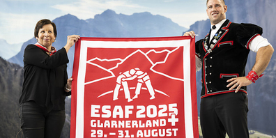 Vreni Schneider und Roger Rychen enthüllten das Festlogo fürs ESAF 2025 Glarnerland + am Freitag in Filzbach GL.