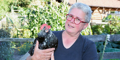 Marianna Dürr mit ihrer Henne Amalia. 