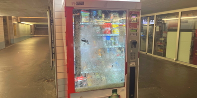 Einer der zwei beschädigten Selecta-Verkaufsautomaten in der Unterführung des Bahnhofs Rapperswil.