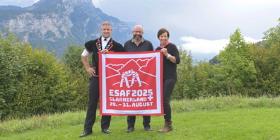 (v.l.) Botschafter Roger Rychen, OK-Präsident Jakob Kamm und Botschafterin Vreni Schneider mit dem Logo des ESAF 2025 Glarnerland+.