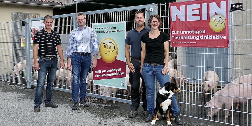 Sie stehen für ein Nein zur Tierhaltungsinitiative: vl. Christian Eugster (Bäuerlichen Vereinigung Unteres Rheintal), Peter Nüesch (Präsident St.Galler Bauernverband), Heinz und Carmen Nüesch mit Hofhund Sammy