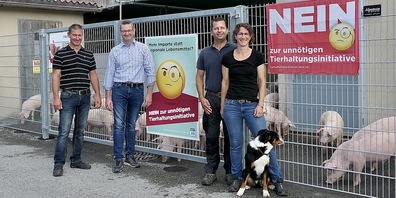 Sie stehen für ein Nein zur Tierhaltungsinitiative: vl. Christian Eugster (Bäuerlichen Vereinigung Unteres Rheintal), Peter Nüesch (Präsident St.Galler Bauernverband), Heinz und Carmen Nüesch mit Hofhund Sammy