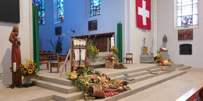 Die Kirche wird wieder mit der reichen Ernte von Feld und Garten geschmückt. 