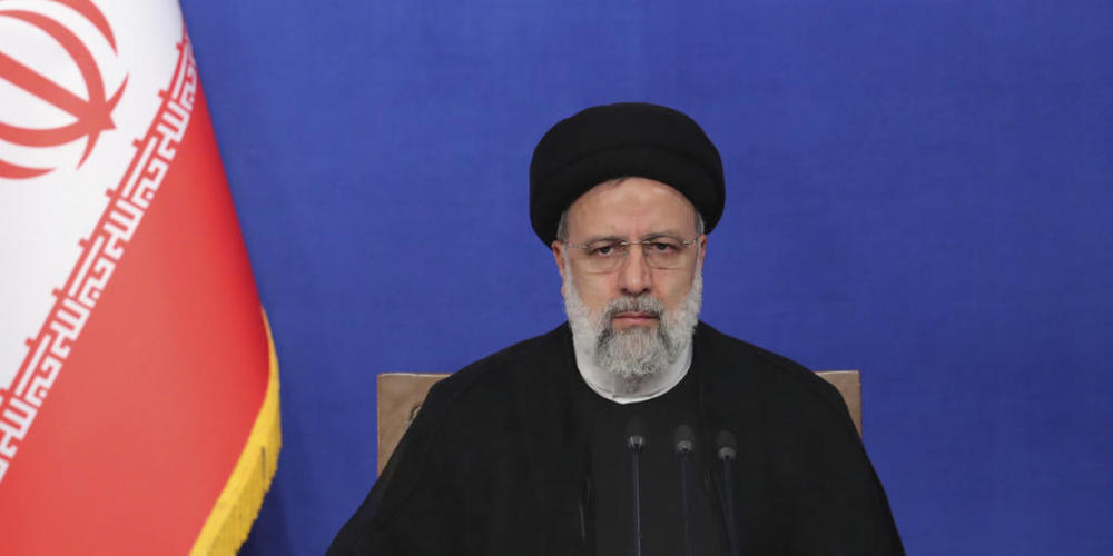 HANDOUT - Auf diesem von der offiziellen Website des iranischen Präsidialamtes via AP veröffentlichten Foto sitzt Ebrahim Raisi, Präsident des Iran, während seiner Pressekonferenz. Foto: --/Office of the Iranian Presidency/AP/dpa - ACHTUNG: Nur zu...