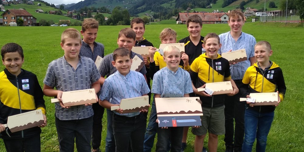 Die Buben vom Schwingklub Mittelrheintal freuen sich über die Auszeichnung. 