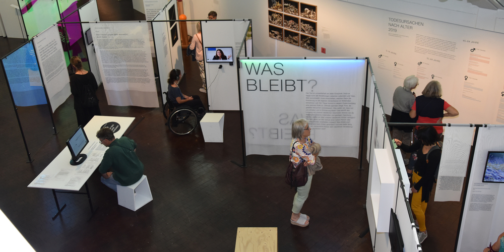 Im Vögele Kultur Zentrum findet eine Ausstellung zum Thema Tod statt.