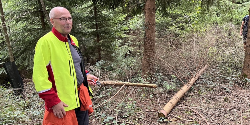 Waldbesitzer Thefi Müller erklärt, wieso man lose Äste liegen lässt. 