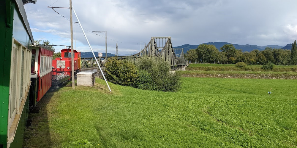 Das Rheinbähnle vor der Wiesenrainbrücke in Widnau ©TCS Rorschach-Rheintal
