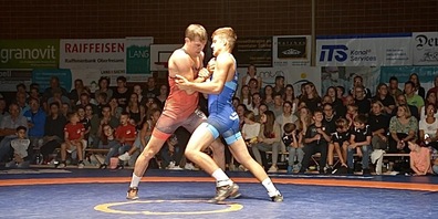 Maurus Zogg (blau) besiegte Olympioniken Pascal Strebel