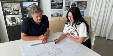 Patrik Beck, Anerkennungspreisträger der Hans Huber Stiftung, hilft gerne persönlich, die Architekturkenntnisse der lernenden Zeichnerin Mara Hilbe zu erweitern.