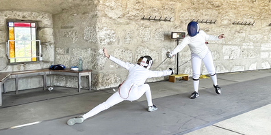 Angelica Papadimitriou (l.), Fechtgesellschaft Schaffhausen, im Finale des 38. Internationalen Munotfechtturniers, gegen Andrea Häuptli, Zürich Nord.