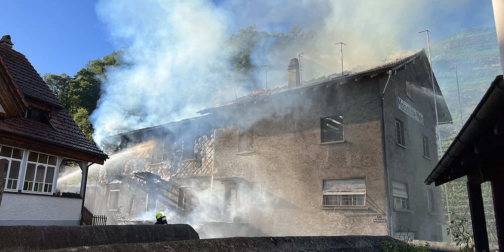 Ein Raub der Flammen: Die Maismühle in Mels brennt am Montagabend.