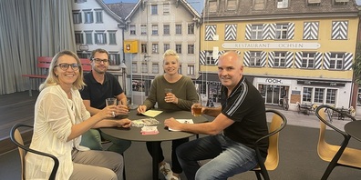 Der "Dorfplatz" ist ein Treffpunkt: v. l. Birgit Berger-Cantieni (Präsidentin des Schulrats), Michel Grunder (Co- Schulleiter und Lerncoach), Franziska Drittenbass (Präsidentin Baukommission und Schulrätin)  und Marcel Bucher (Architekt und Schulrat) freuen sich über das gelungene Projekt.