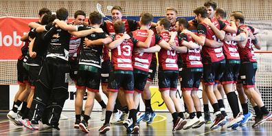 Grosser Jubel beim NLB-Team: Der UHCS gewinnt das erste Saisonspiel mit 5:4. 