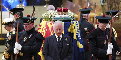 Großbritanniens König Charles III. (M), Prinzessin Anne (l), Prinz Andrew und Prinz Edward hielten eine Mahnwache am Sarg von Königin Elizabeth II. in der St. Giles' Cathedral. Foto: Jane Barlow/PA Pool/AP/dpa