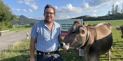 Christian Vogel stellte im Toggenburg über 30 Fahnen und Plakate gegen die Massentierhaltungsinitiative auf.