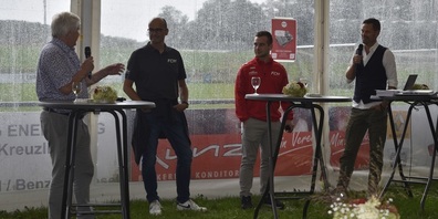 SRF Moderator interviewt Persönlichkeiten aus Fussball und Sport.