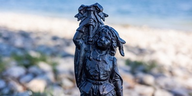 Figur mit Füllhorn aus einer Seegeschichte. 